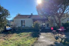 Single Storey Villa To Refresh Offering 4 Bedrooms And A Garage On A 1440 M2 Plot With Views, Near The River.