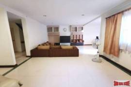 Three Storey Three Bedroom Townhouse for Sale in a Quiet Sukhumvit 39.