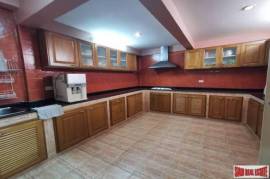 Three Storey Three Bedroom Townhouse for Sale in a Quiet Sukhumvit 39.