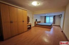 Three Storey Three Bedroom Townhouse for Sale in a Quiet Sukhumvit 39.