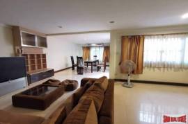 Three Storey Three Bedroom Townhouse for Sale in a Quiet Sukhumvit 39.