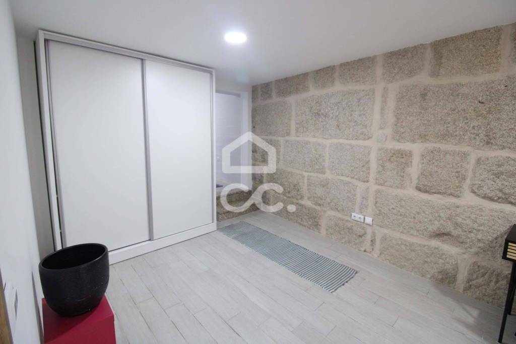 Fully refurbished 0 bedroom apartment in the historic city center