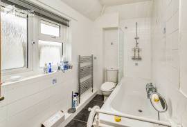 3 bedroom, Semi-detached house for sale