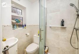 3 bedroom, Semi-detached house for sale