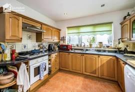 3 bedroom, Semi-detached house for sale