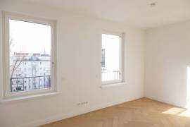 Prestigious 4-room family home with 3 balconies next to Kurfurstendamm & SavignyPlatz