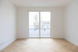 Prestigious 4-room family home with 3 balconies next to Kurfurstendamm & SavignyPlatz