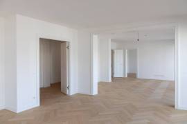 Prestigious 4-room family home with 3 balconies next to Kurfurstendamm & SavignyPlatz