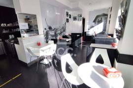 PRAIA DA VIEIRA------BUSINESS OPPORTUNITY---Commercial Space Equipped, with Cafeteria and Pastry service and portfolio of frequent customers throughout the year, thriving business with homemade products of excellence; It has two bathrooms, terrace service and an individual garage.