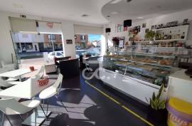 PRAIA DA VIEIRA------BUSINESS OPPORTUNITY---Commercial Space Equipped, with Cafeteria and Pastry service and portfolio of frequent customers throughout the year, thriving business with homemade products of excellence; It has two bathrooms, terrace service and an individual garage.