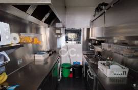 PRAIA DA VIEIRA------BUSINESS OPPORTUNITY---Commercial Space Equipped, with Cafeteria and Pastry service and portfolio of frequent customers throughout the year, thriving business with homemade products of excellence; It has two bathrooms, terrace service and an individual garage.