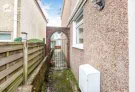 3 bedroom, Semi-detached house for sale