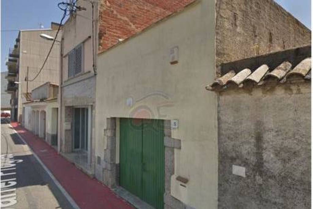 Great potential for the construction of 5 homes with parking 100m from the beach