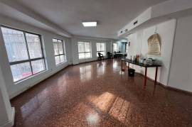 Versatile commercial premises in a central and strategic location