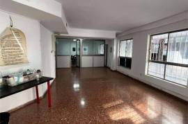 Versatile commercial premises in a central and strategic location