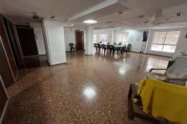 Versatile commercial premises in a central and strategic location