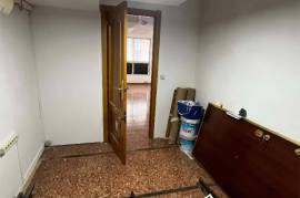 Versatile commercial premises in a central and strategic location