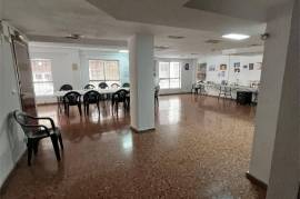 Versatile commercial premises in a central and strategic location