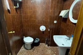 Versatile commercial premises in a central and strategic location