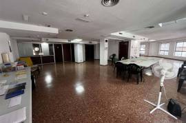 Versatile commercial premises in a central and strategic location