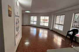 Versatile commercial premises in a central and strategic location