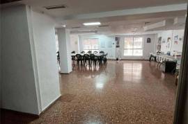 Versatile commercial premises in a central and strategic location