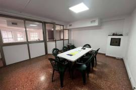 Versatile commercial premises in a central and strategic location