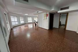 Versatile commercial premises in a central and strategic location