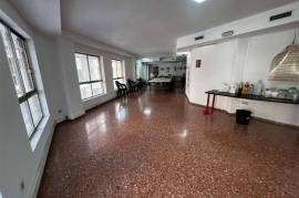 Versatile commercial premises in a central and strategic location