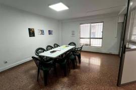 Versatile commercial premises in a central and strategic location