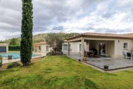 Contemporary House with Swimming Pool