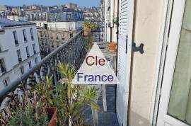 Paris Apartment wiIth Nice View from Balcony Paris Apartment wiIth Nice View from Balcony