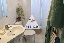 Paris Apartment wiIth Nice View from Balcony Paris Apartment wiIth Nice View from Balcony