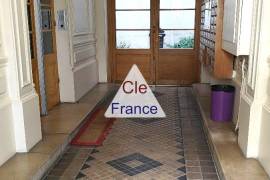 Paris Apartment wiIth Nice View from Balcony Paris Apartment wiIth Nice View from Balcony