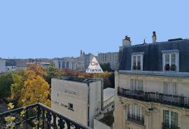 Paris Apartment wiIth Nice View from Balcony