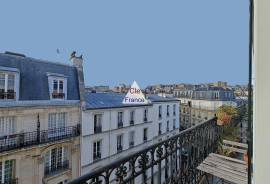 Paris Apartment wiIth Nice View from Balcony Paris Apartment wiIth Nice View from Balcony