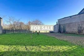 Town House in Good Order with Garden