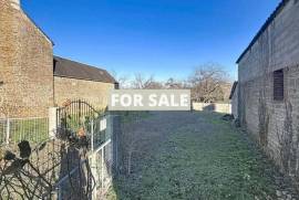 Town House in Good Order with Garden