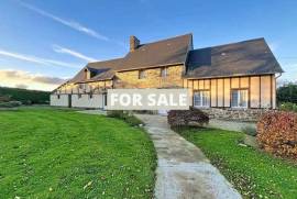 Detached Country House with Landscaped Garden