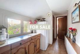 Detached Country House with Landscaped Garden Detached Country House with Landscaped Garden