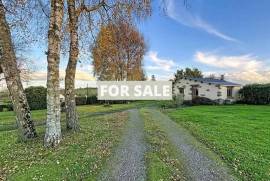 Detached Country House with Landscaped Garden Detached Country House with Landscaped Garden