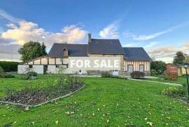 Detached Country House with Landscaped Garden Detached Country House with Landscaped Garden
