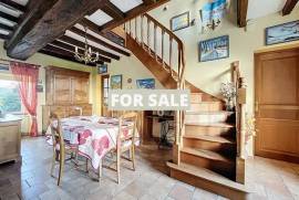 Detached Country House with Landscaped Garden Detached Country House with Landscaped Garden