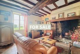 Detached Country House with Landscaped Garden Detached Country House with Landscaped Garden