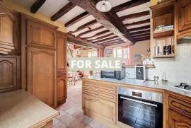 Detached Country House with Landscaped Garden Detached Country House with Landscaped Garden