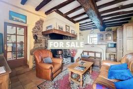 Detached Country House with Landscaped Garden Detached Country House with Landscaped Garden