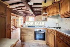 Detached Country House with Landscaped Garden Detached Country House with Landscaped Garden