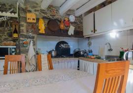 Traditional Madeiran House T3 with Annexes, Large Land and Banana Plantation