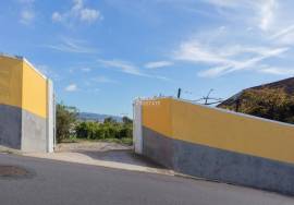 Traditional Madeiran House T3 with Annexes, Large Land and Banana Plantation
