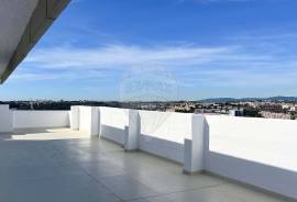 Exclusive Penthouse in Linda-a-Velha with Open Views over the Tejo River and the Sea